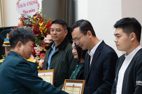 Quân chủng Phòng không - Không quân tặng Bằng khen Báo Tiền Phong