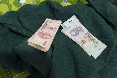 Cô gái đi chợ thấy người khác đeo dây chuyển vàng liền lao vào giật