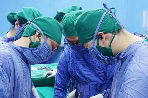 Đau bụng âm ỉ, đi khám ở bệnh viện mới biết bị xương đâm thủng ruột