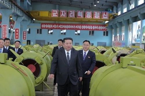 Ông Kim Jong Un ra lệnh tăng tốc sản xuất tên lửa, đạn pháo để răn đe xung đột