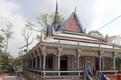 Ngôi chùa ốp chén, đĩa vỡ, lưu giữ 2 chiếc giường đặc biệt của công tử Bạc Liêu