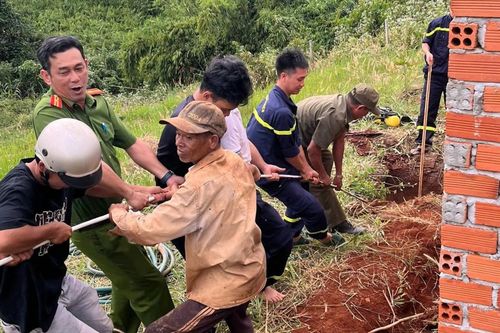 Cảnh sát thả dây, giải cứu nam thanh niên mắc kẹt dưới hố sâu 10m