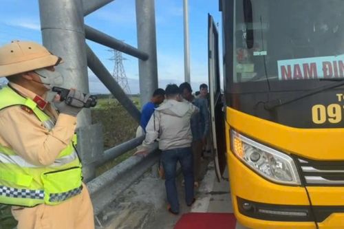 Xe khách chở quá 13 người, chủ và tài xế bị phạt gần 100 triệu đồng
