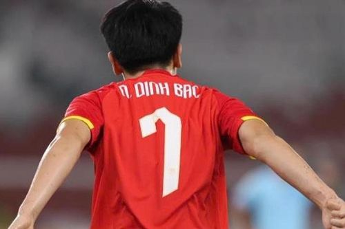 Tin bóng đá VN 26/12: Đình Bắc lỡ Quả bóng vàng, HLV Mai Đức Chung ở lại