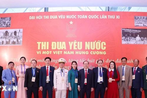 Đại biểu dự Đại hội Thi đua yêu nước tham quan trưng bày ảnh của TTXVN
