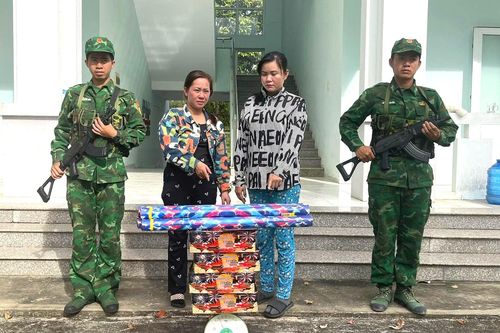 Bộ đội Biên phòng thu giữ 28 kg pháo hoa nổ nhãn hiệu nước ngoài
