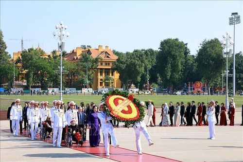 Đoàn đại biểu dự Đại hội Thi đua yêu nước toàn quốc lần thứ XI vào Lăng viếng Chủ tịch Hồ Chí Minh