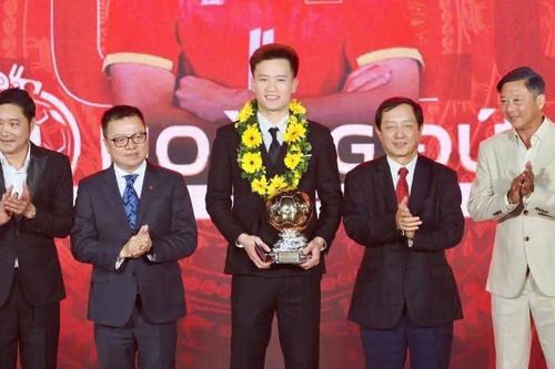 Hoàng Đức lần thứ ba nhận danh hiệu Quả bóng Vàng Việt Nam