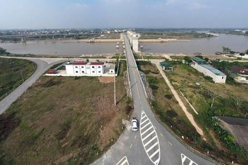 Cầu 800 tỷ đồng hoàn thiện nhưng 'đóng cửa', học sinh vượt rào để tránh tiền đò