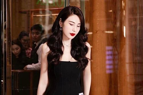 Ca sĩ Thủy Tiên giàu cỡ nào mà 1 năm qua chỉ ăn cơm với nước tương và xoài?