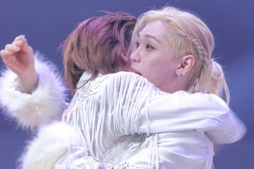 Thành viên Stray Kids làm rơi bông tai trị giá hơn 1 tỷ đồng trên sân khấu, 'cái kết' sau đó khiến fan vỡ òa
