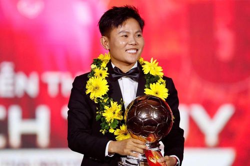 Bích Thùy giành QBV 2025 sau giọt nước mắt vì trọng tài Lào