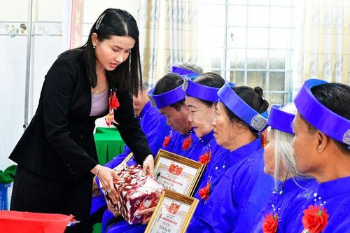 Xã Đông Thái mừng thọ 587 người cao tuổi
