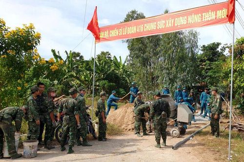 Nâng cấp lộ giao thông trong chương trình Tết Quân - Dân tại phường Chi Lăng