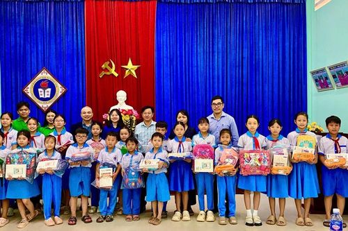 Đại học Đông Á trao quà hỗ trợ học sinh và người dân xã Nông Sơn