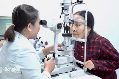 Nên lựa chọn cơ sở uy tín để phẫu thuật cắt mí mắt
