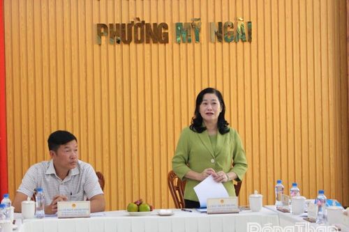 Chủ tịch HĐND tỉnh Đồng Tháp Châu Thị Mỹ Phương kiểm tra công tác bầu cử tại phường Mỹ Ngãi