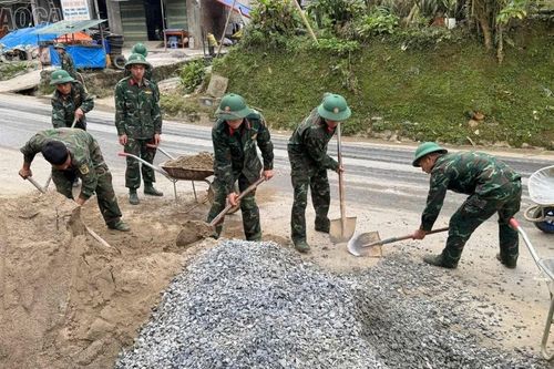 Trung đoàn 254 giúp xã Pha Long xây dựng nông thôn mới