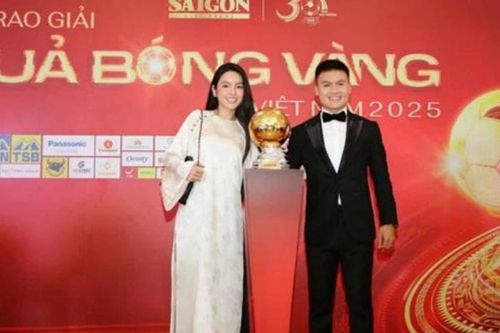 Quang Hải sánh đôi Chu Thanh Huyền tại Gala Quả bóng vàng 2025