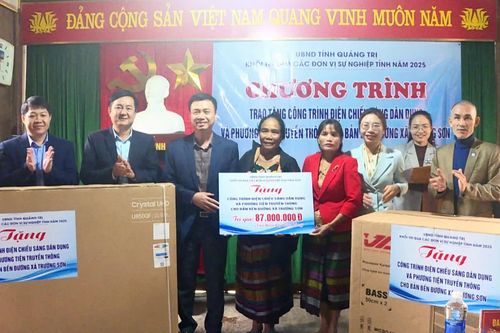 Khối Thi đua các đơn vị sự nghiệp tỉnh: Tặng quà và khám bệnh, cấp thuốc cho người dân xã Trường Sơn