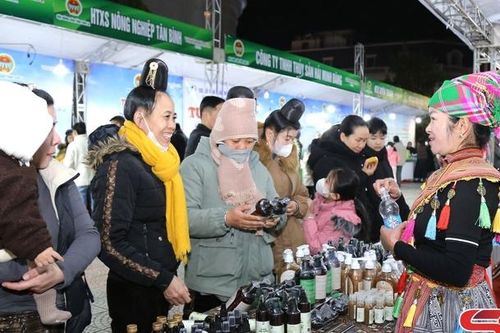 Khai mạc Tuần hàng giới thiệu nông sản chào mừng Đại hội Đại biểu Hội Nông dân tỉnh Sơn La