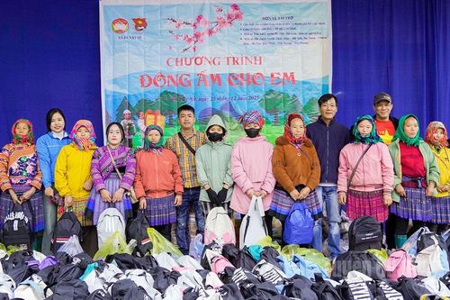 Chương trình 'Đông ấm cho em' trao 240 suất quà cho học sinh và người dân xã Pà Vầy Sủ