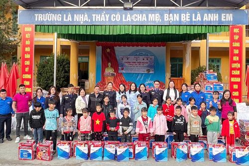 Tặng 450 phần quà cho học sinh xã Hồng Thái