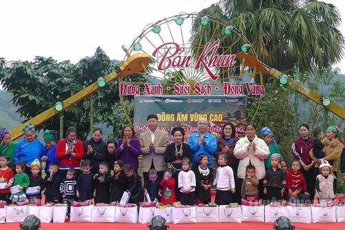 Chương trình 'Đông ấm vùng cao' trao trên 140 suất quà cho học sinh xã Bằng Lang