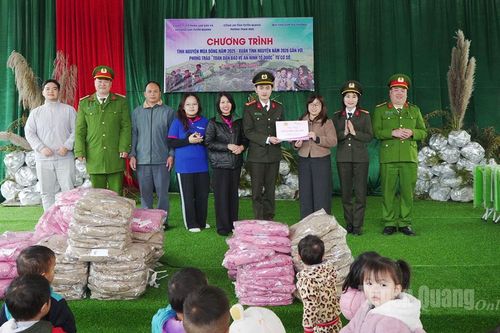 Trao quà Tình nguyện mùa Đông cho học sinh mầm non vùng biên Bản Máy