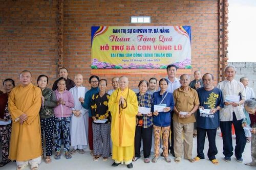 Ban Trị sự TP.Đà Nẵng tặng quà hỗ trợ bà con bị lũ lụt tại Bình Thuận (cũ)