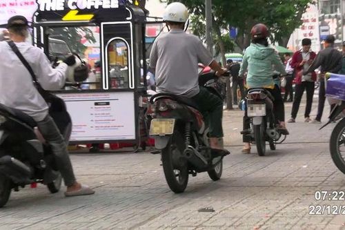 CSGT TP.HCM xử lý hơn 100 xe máy leo vỉa hè
