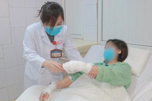 Một phụ nữ bỏng tay nặng do hóa chất thông bồn cầu phát nổ
