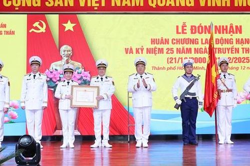 Cảng cạn Tân Cảng Sóng Thần đón nhận Huân chương Lao động hạng Nhì