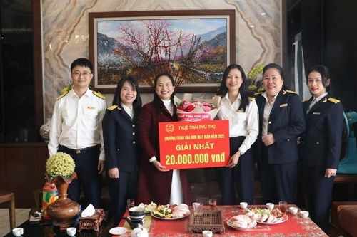 Thuế tỉnh Phú Thọ trao thưởng 3 giải nhất chương trình 'Hóa đơn may mắn'