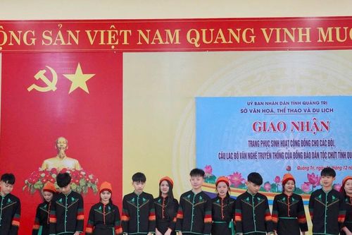 Quảng Trị giao nhận trang phục sinh hoạt cộng đồng cho đồng bào Chứt