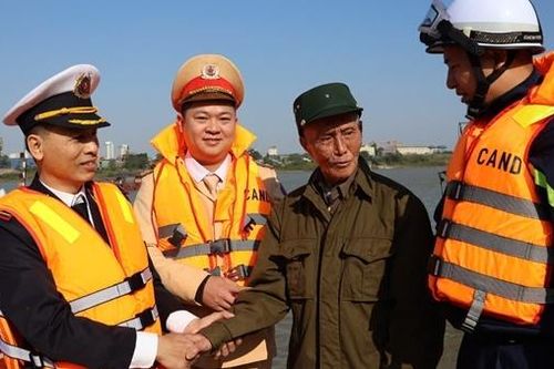 Công an Hà Nội lan tỏa phong trào thi đua 'Ba nhất' đến với người dân vạn chài