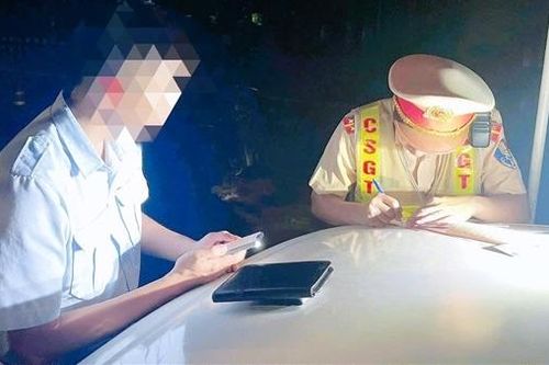 Không chở bệnh nhân nhưng bật đèn ưu tiên, 2 tài xế xe cứu thương bị lập biên bản