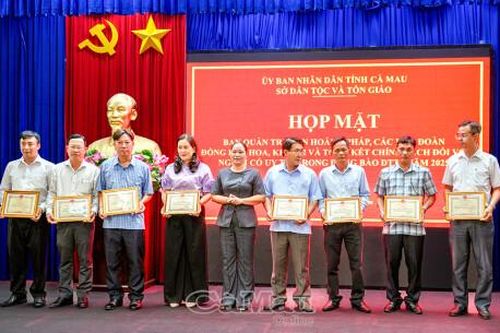 Khen thưởng 41 điển hình trong công tác dân tộc, tôn giáo