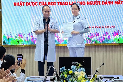 Nhặt được 100 triệu đồng, nữ điều dưỡng ở Đà Nẵng tìm người trả lại