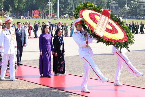 Đại biểu dự Đại hội Thi đua yêu nước toàn quốc vào Lăng viếng Bác