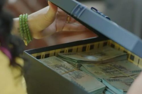 Vợ chánh thanh tra sững sờ khi nhận hộp tiền hối lộ từ Nguyệt
