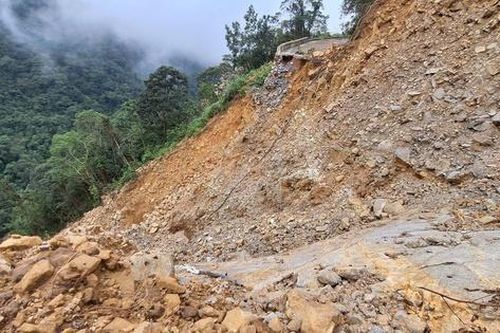 Đường lên đỉnh Bạch Mã bị sạt lở 'xé đôi', công tác bảo vệ rừng gặp khó