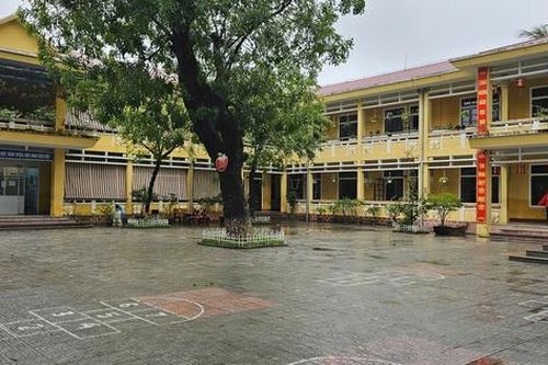 Nhiều học sinh ở Huế có biểu hiện nôn ói khi ăn bán trú tại trường