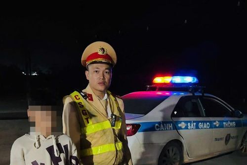 Cảnh sát giao thông Hà Nội kịp thời giúp đỡ một bé trai đi lạc