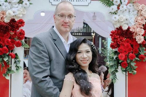 Người phụ nữ 41 tuổi cưới chồng Mỹ cao 2 m sau màn hẹn hò 'thần tốc'