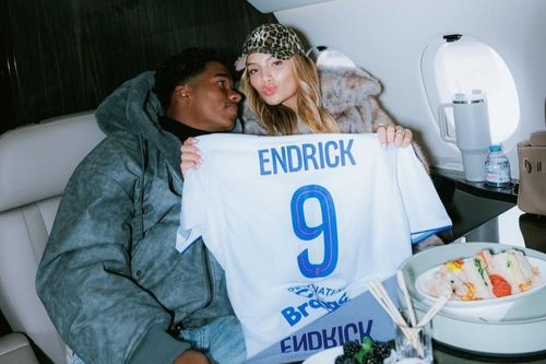 Endrick cùng vợ đến Lyon