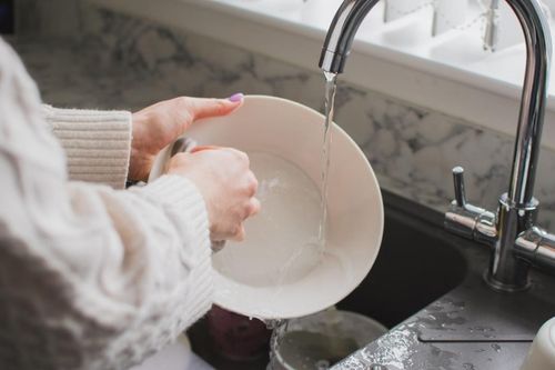 Sai lầm nguy hiểm khi rửa chén của nhiều người Việt