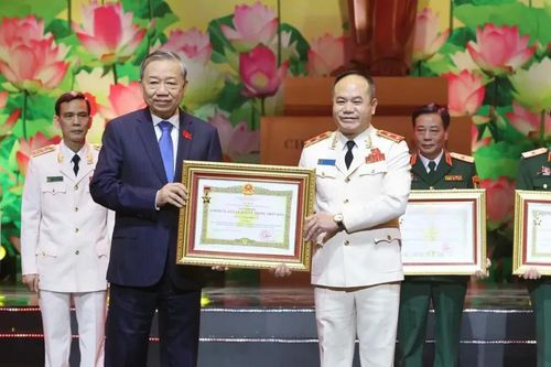 Công an Hà Nội đón nhận danh hiệu 'Anh hùng Lực lượng vũ trang Nhân dân' lần thứ IV