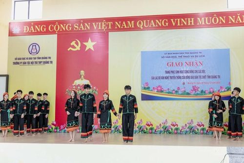 Trao áo cộng đồng – Gìn giữ văn hóa người Chứt