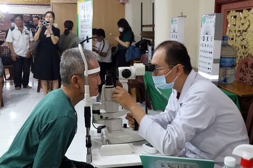 TP.HCM: Khám mắt, trao quà cho 250 người dân có hoàn cảnh khó khăn